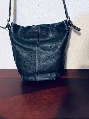 Classic Tignanello Leather Crossbody Bucket Bag